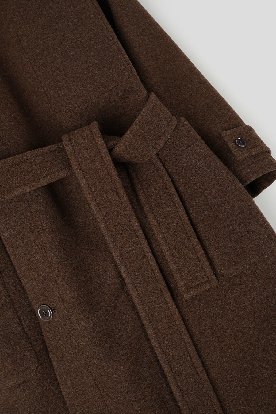 MANTEAU ENVELOPPANT À SURPIQÛRES CONTRASTÉES MARRON - Image 3